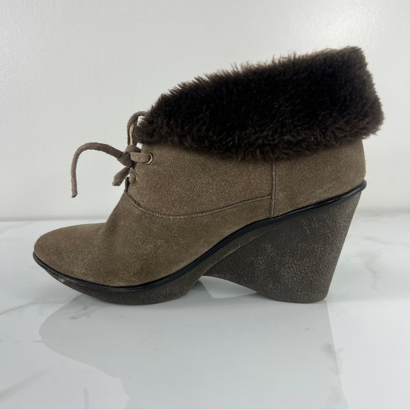 B Makowsky Nellie Brown Suede Wedge Ankle Boot Bootie Faux Fur Trim 7.5W Lace Up - Picture 7 of 9
